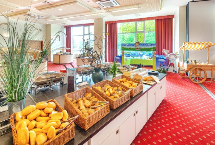 Frühstücksbuffet mit YOKI AHORN Kinderbuffet, Foto: Julian Mieske, Lizenz: AHORN Hotels & Resorts