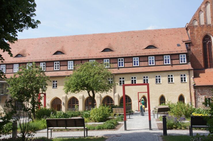Dominikanerkloster Prenzlau - Klostergarten mit Harlekin, Foto: U. Meyer, Lizenz: Dominikanerkloster Prenzlau