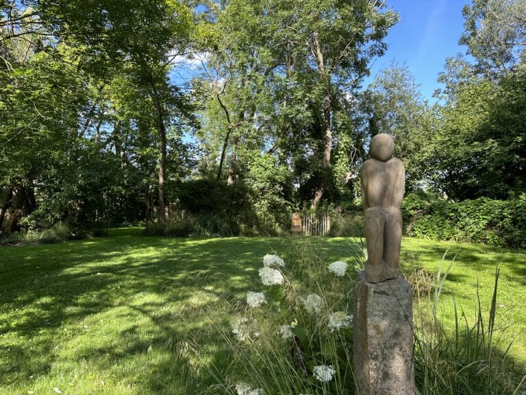 Skulptur der Nixe im Garten, Foto Alena Lampe (CC BY-NC-ND)